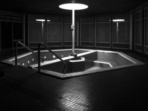nienke-meek-meekspictures-fotograaf-abcoude-fotografie-amsterdam-portretfotografie-ronde-venen-vrij-werk-verlaten-zwembad-bubbelbad