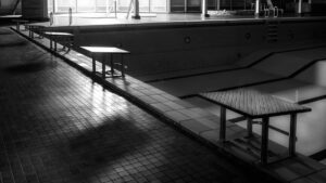 nienke-meek-meekspictures-fotograaf-abcoude-fotografie-amsterdam-portretfotografie-ronde-venen-vrij-werk-verlaten-zwembad-startblok