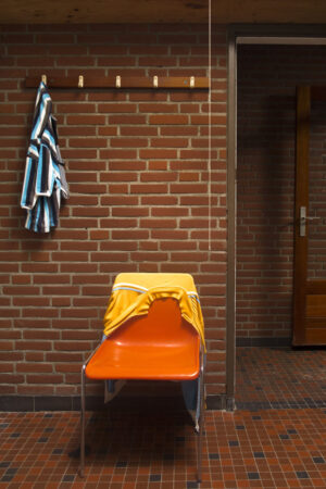 nienke-meek-meekspictures-fotograaf-abcoude-fotografie-amsterdam-portretfotografie-ronde-venen-vrij-werk-verlaten-zwembad-wachthok-met-badjasje
